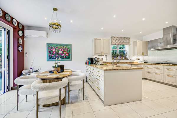 House Coombe End in Greater London