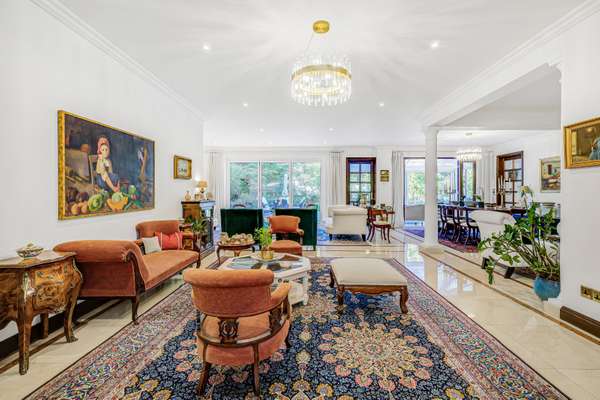 House Coombe End in Greater London
