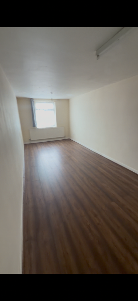 Flat Montague Road in Greater London