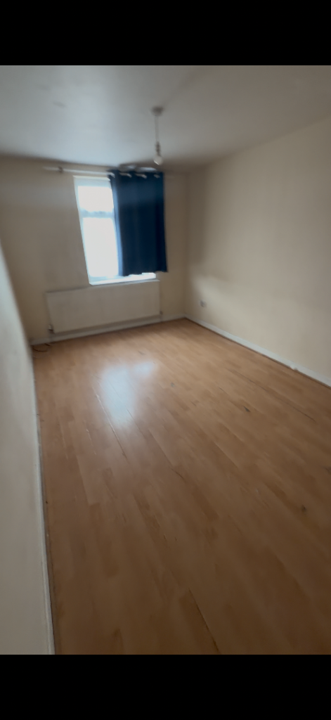 Flat Montague Road in Greater London