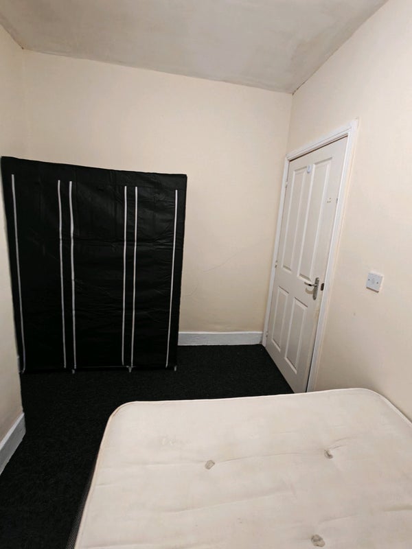 Room New Hall Lane in Preston