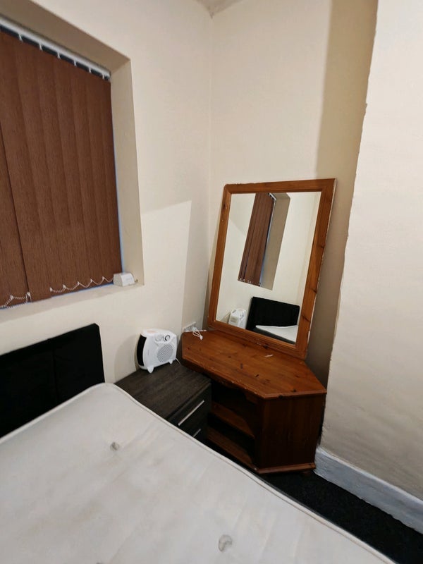 Room New Hall Lane in Preston