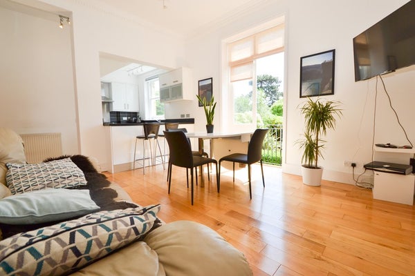 Flat Claremont Road in London