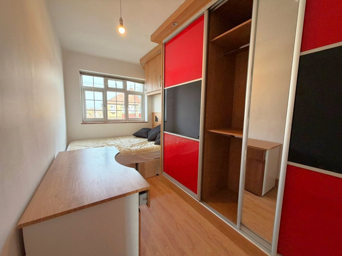 Flat Elm Drive in Greater London
