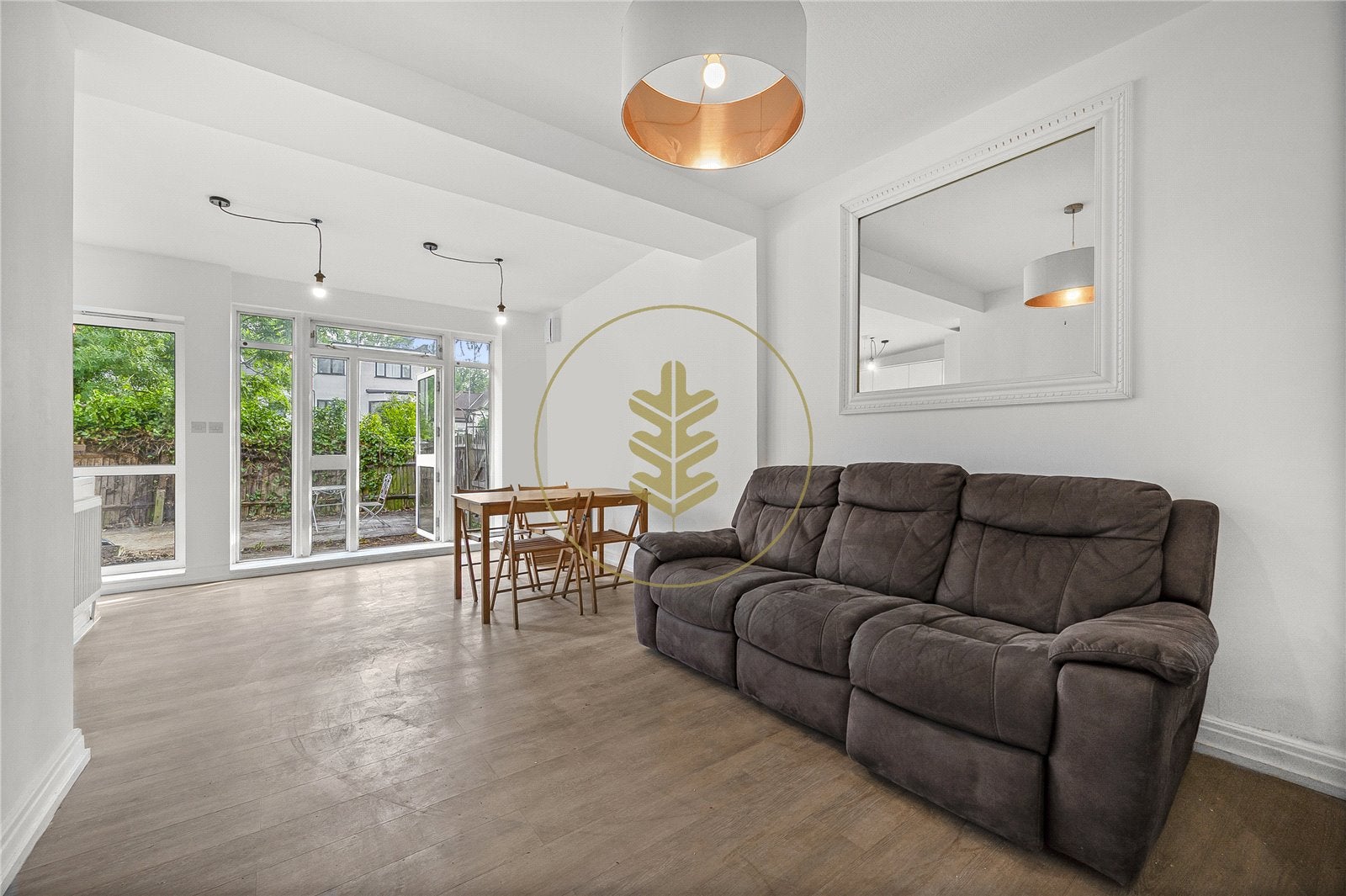 Flat Hendale Avenue in Greater London