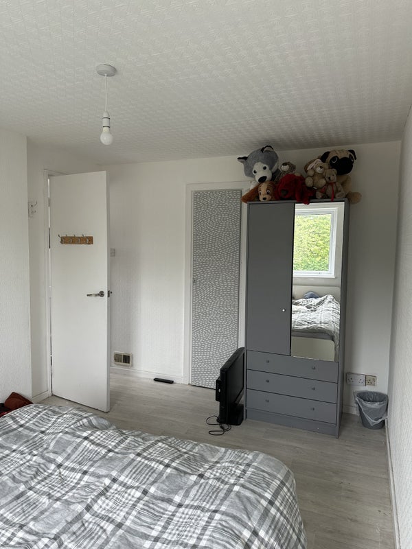 Room Two Acres Road in Bristol