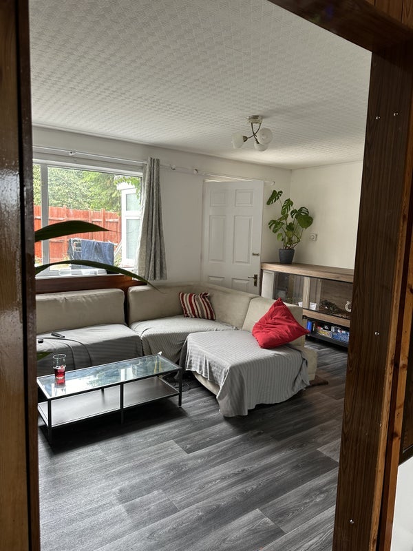 Room Two Acres Road in Bristol