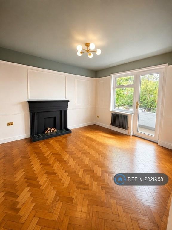 Flat Grassmount in Greater London