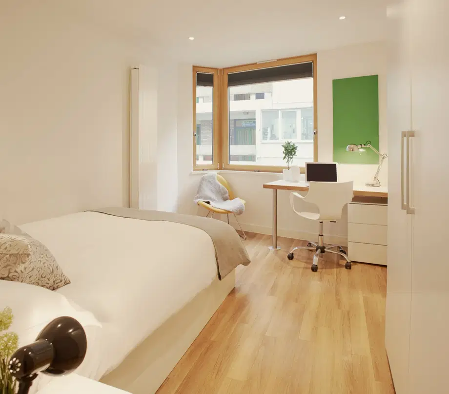 Flat Commercial Road in Greater London