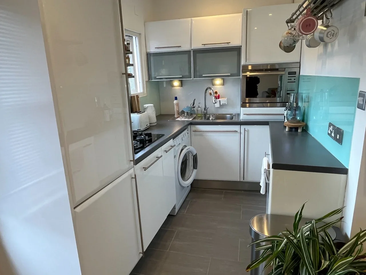 Flat Primrose Gardens in Greater London