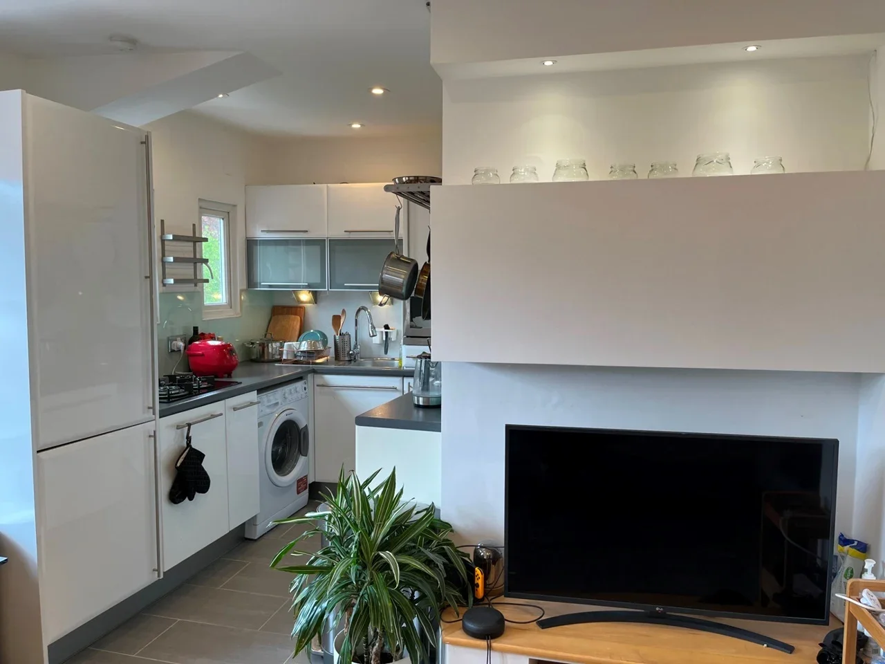 Flat Primrose Gardens in Greater London