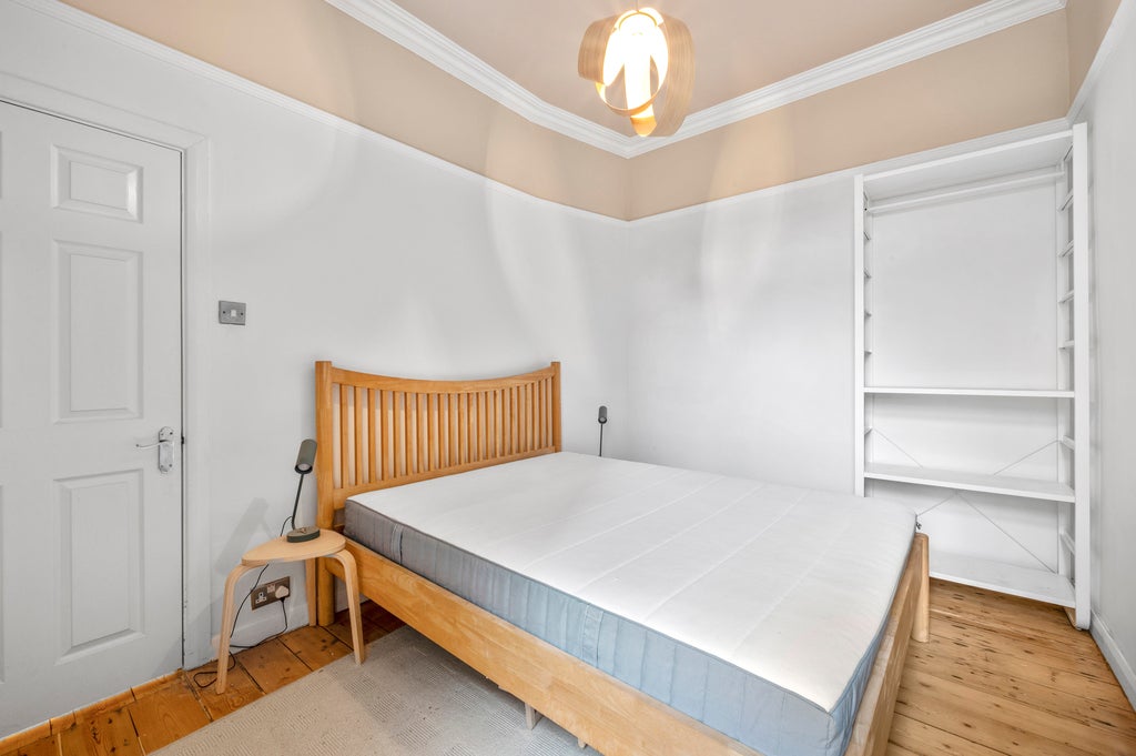 Flat Latimer Road in Greater London
