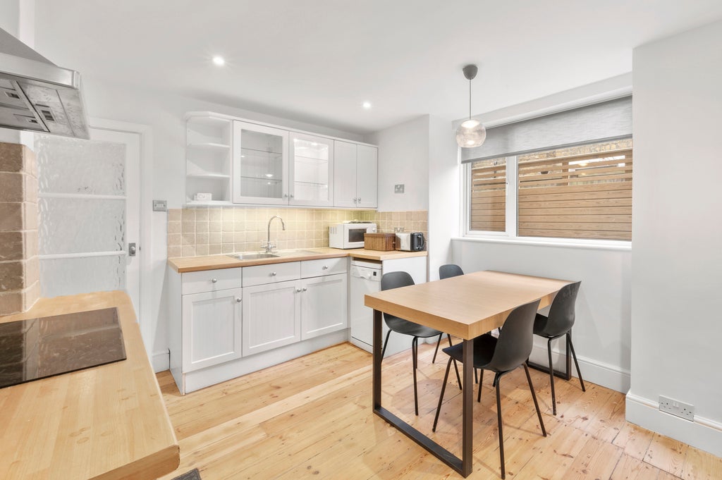 Flat Latimer Road in Greater London