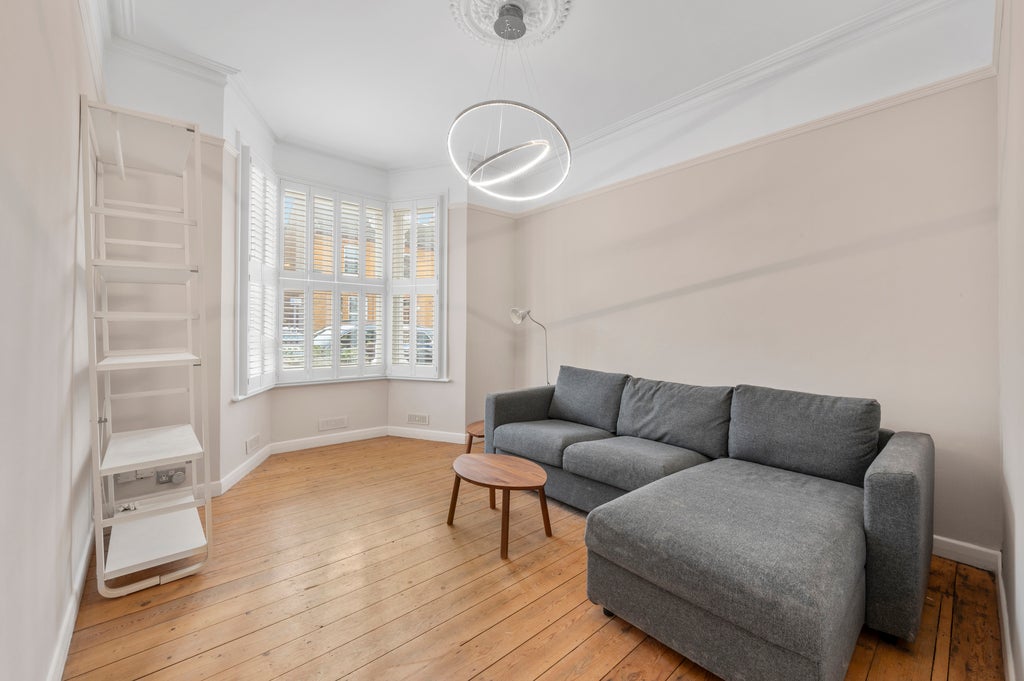 Flat Latimer Road in Greater London