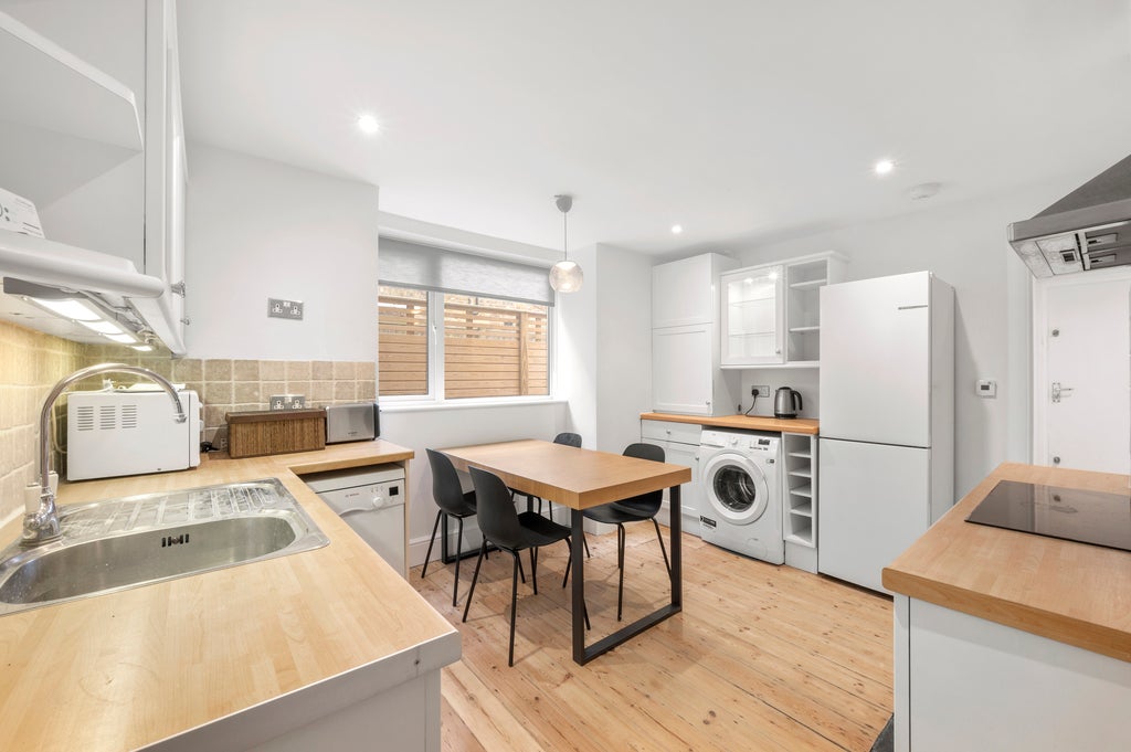 Flat Latimer Road in Greater London