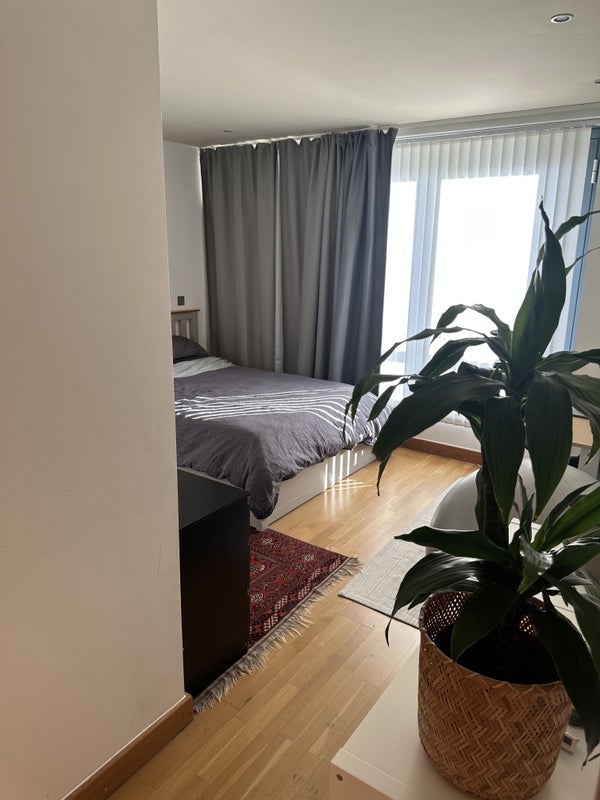 Room Monier Road in Greater London