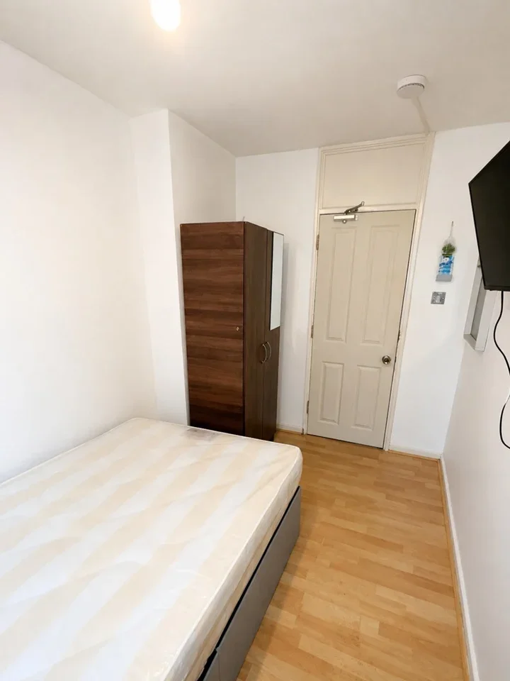 Room Harbridge Avenue in Greater London