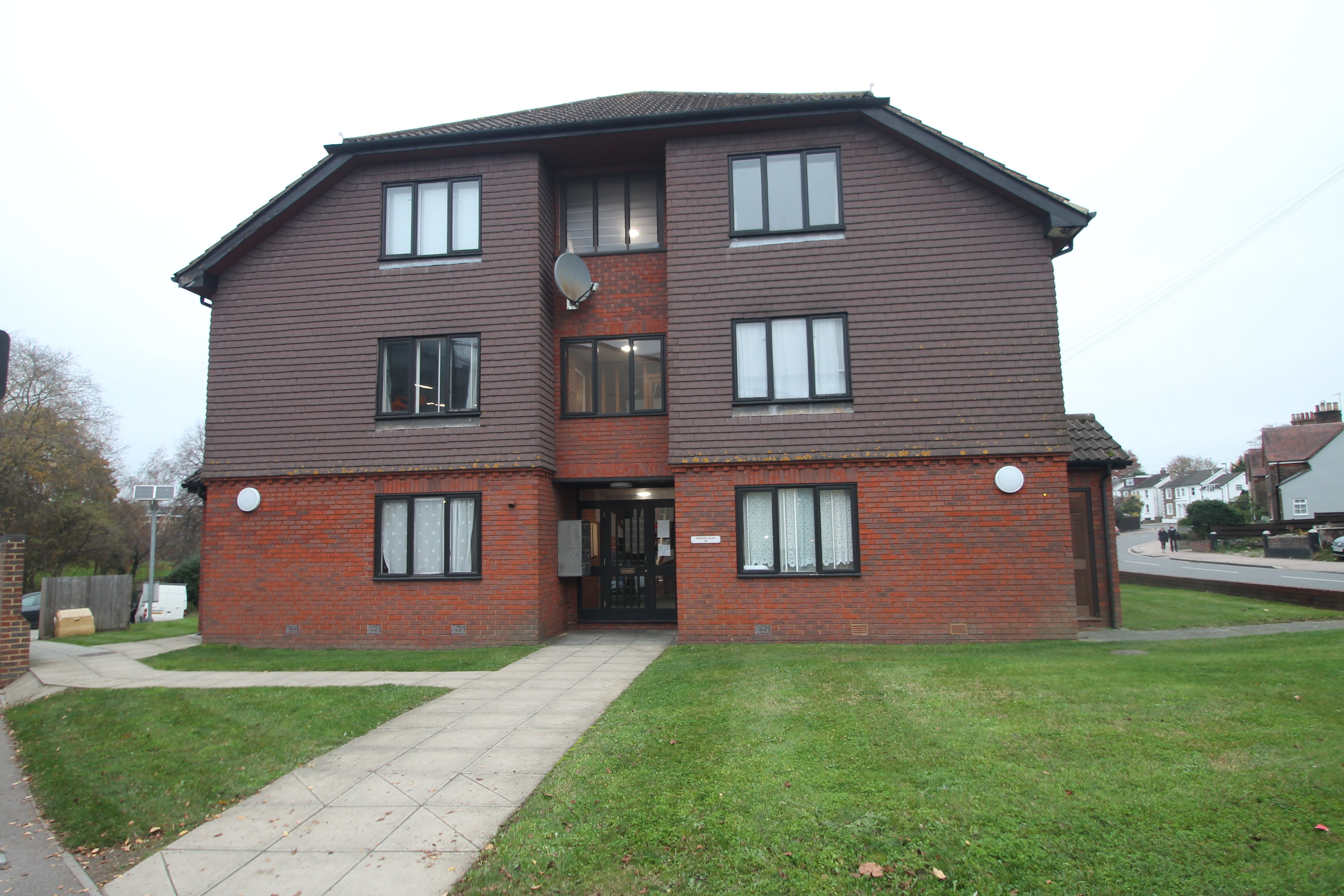 Flat Ladbroke Road in Reigate and Banstead