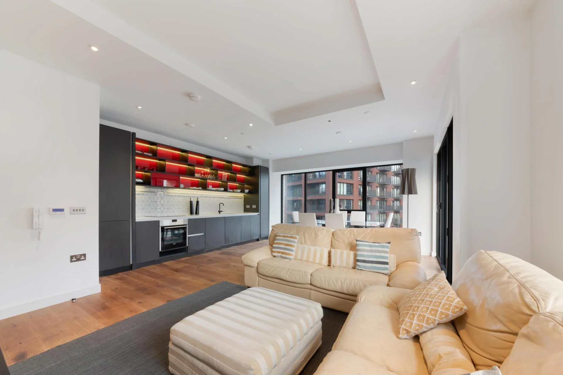 Flat Nairn Street in Greater London