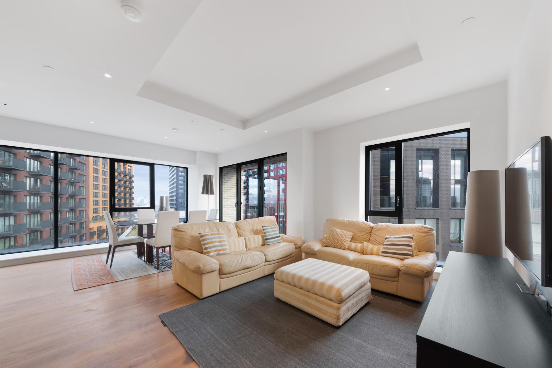 Flat Nairn Street in Greater London