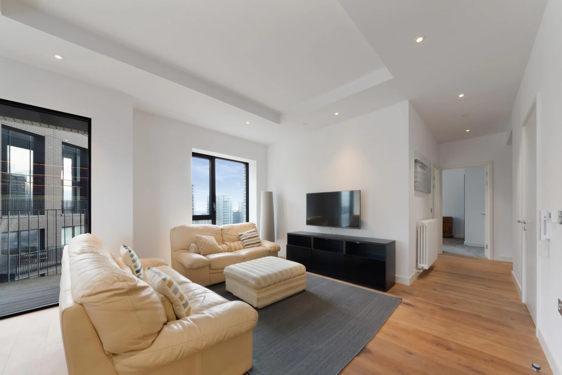 Flat Nairn Street in Greater London