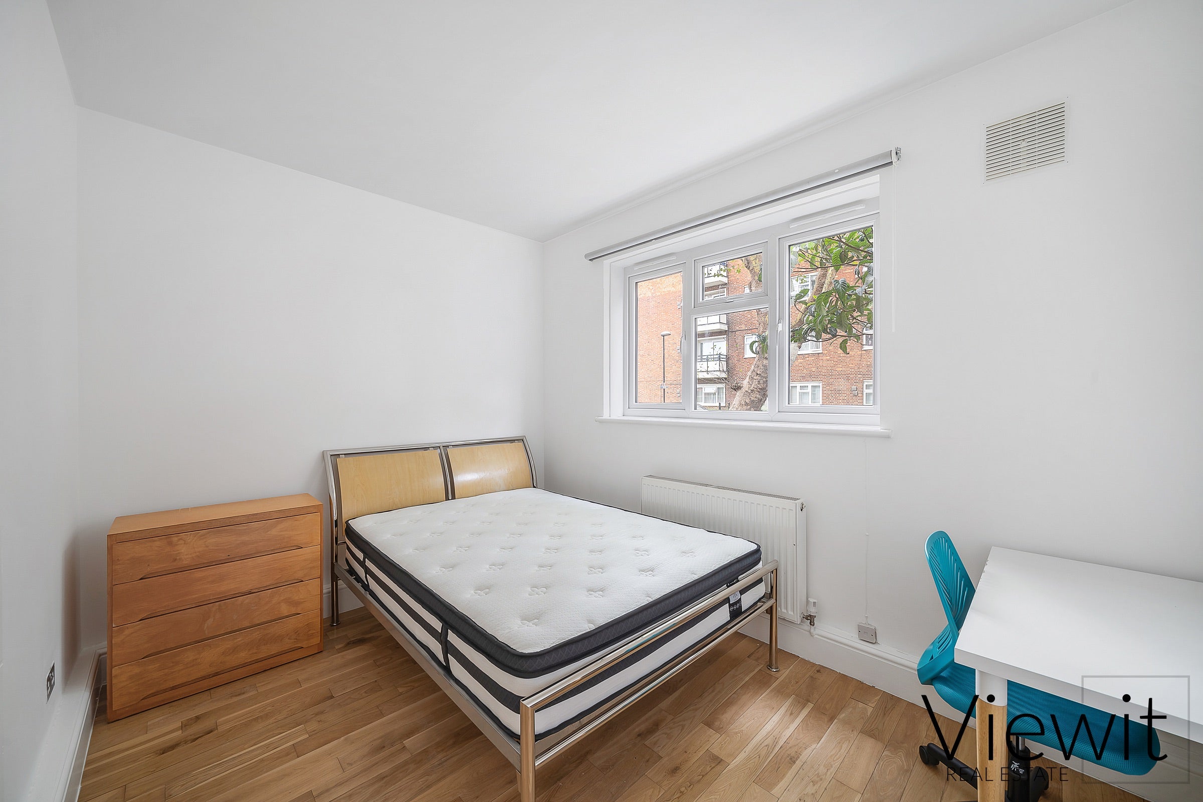 Flat Wyvil Road in Greater London