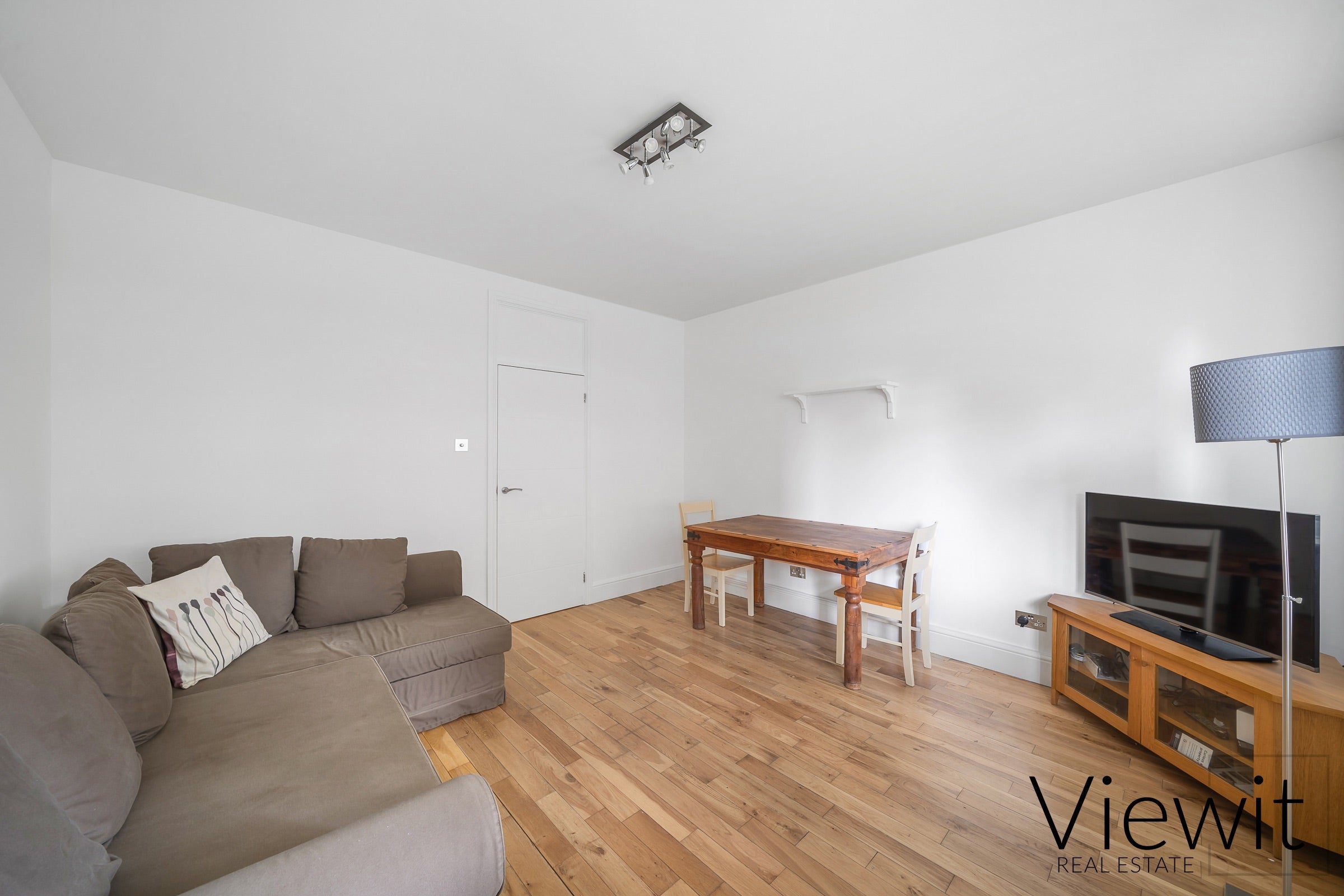 Flat Wyvil Road in Greater London