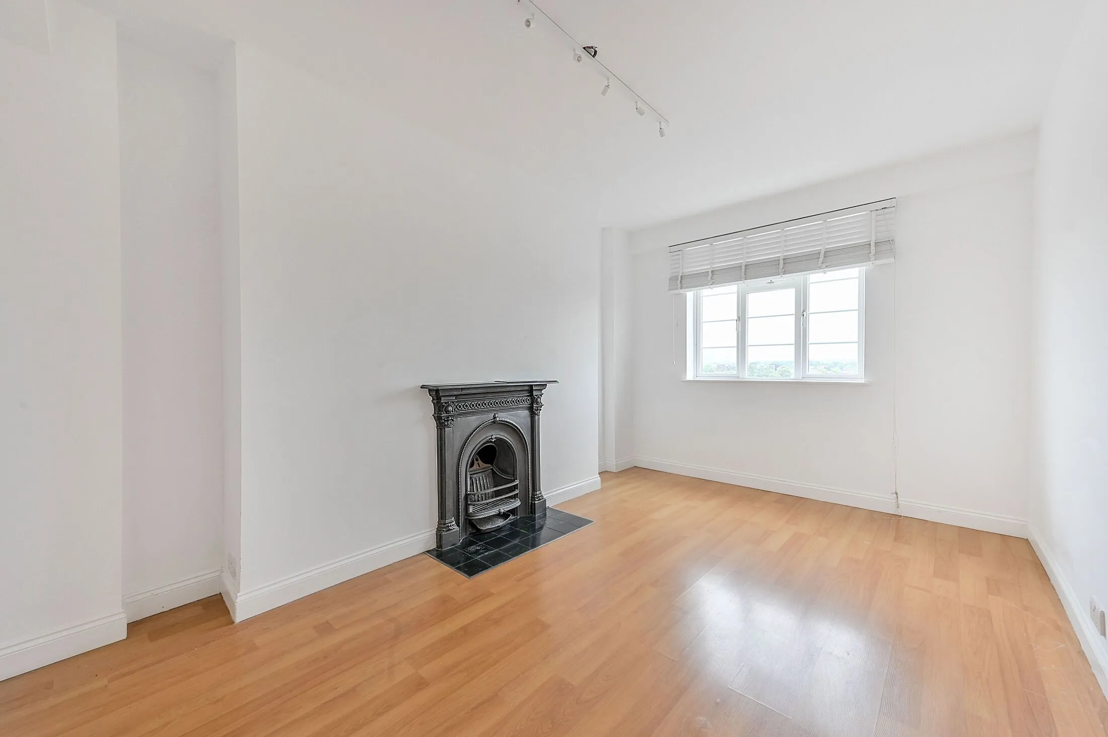 Flat Keith Grove in Greater London