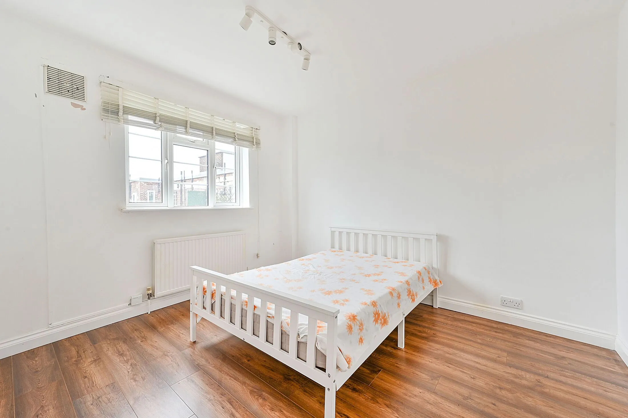 Flat Keith Grove in Greater London