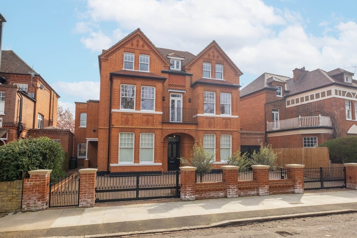 Flat Strawberry Hill Road in Greater London