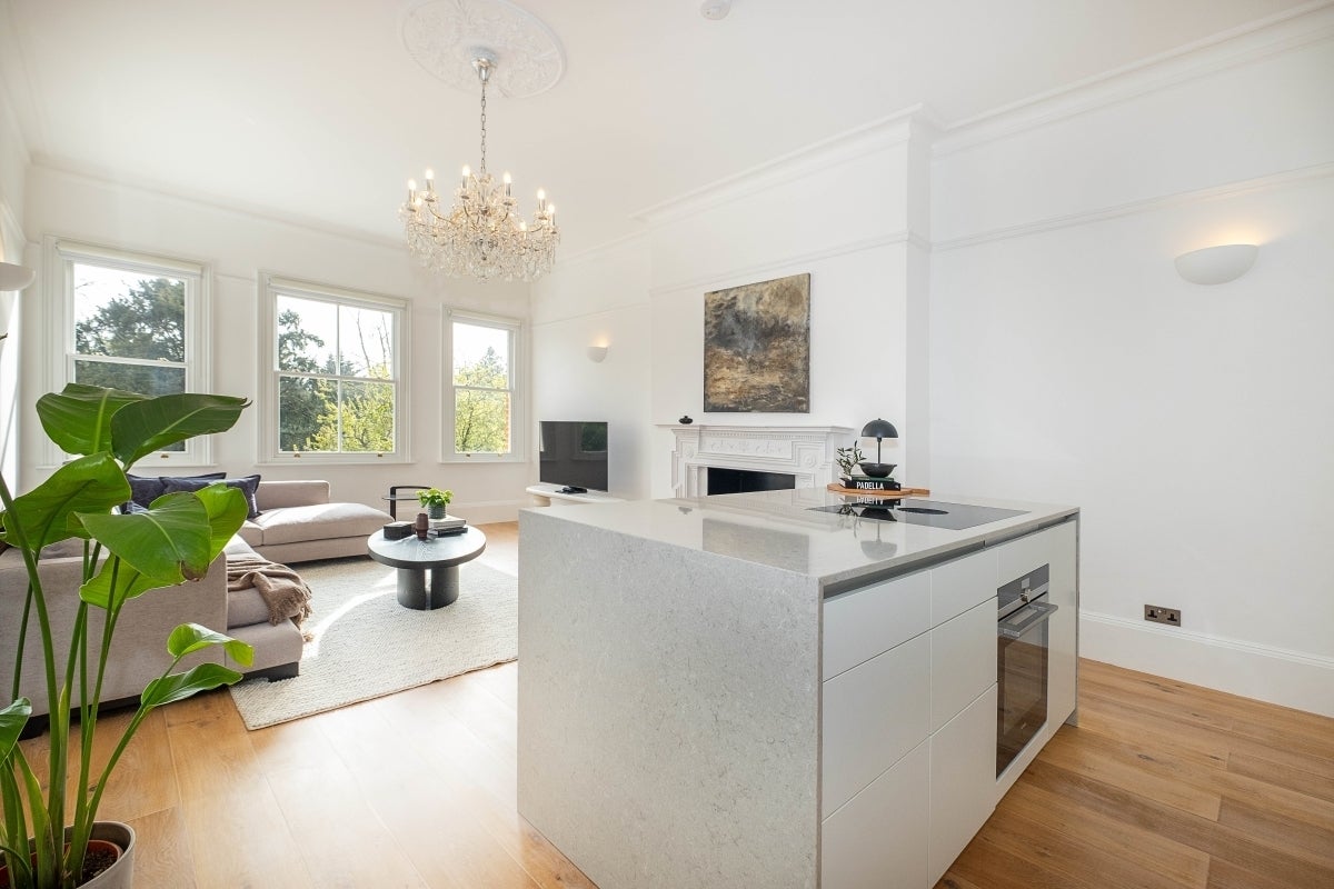 Flat Strawberry Hill Road in Greater London