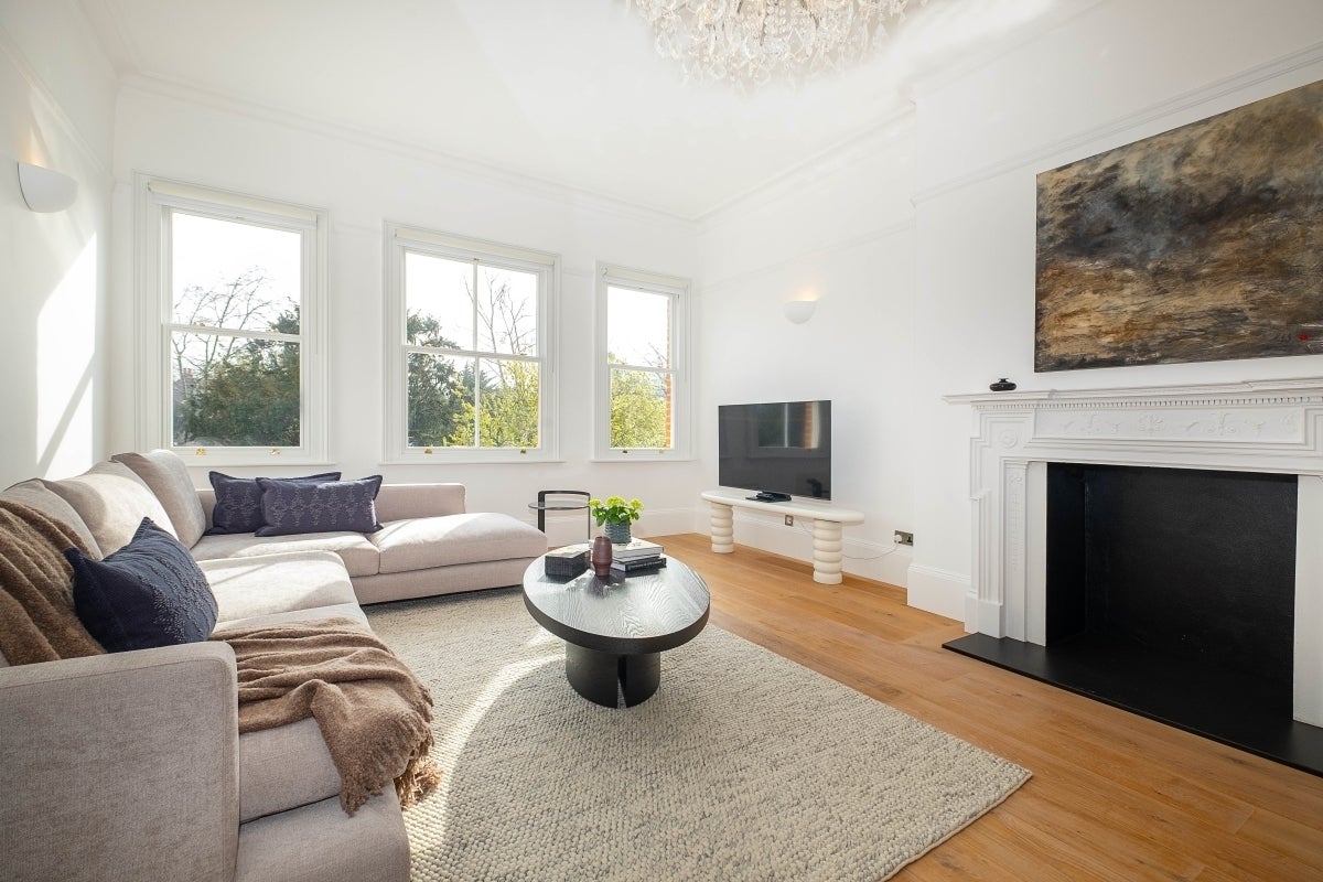 Flat Strawberry Hill Road in Greater London