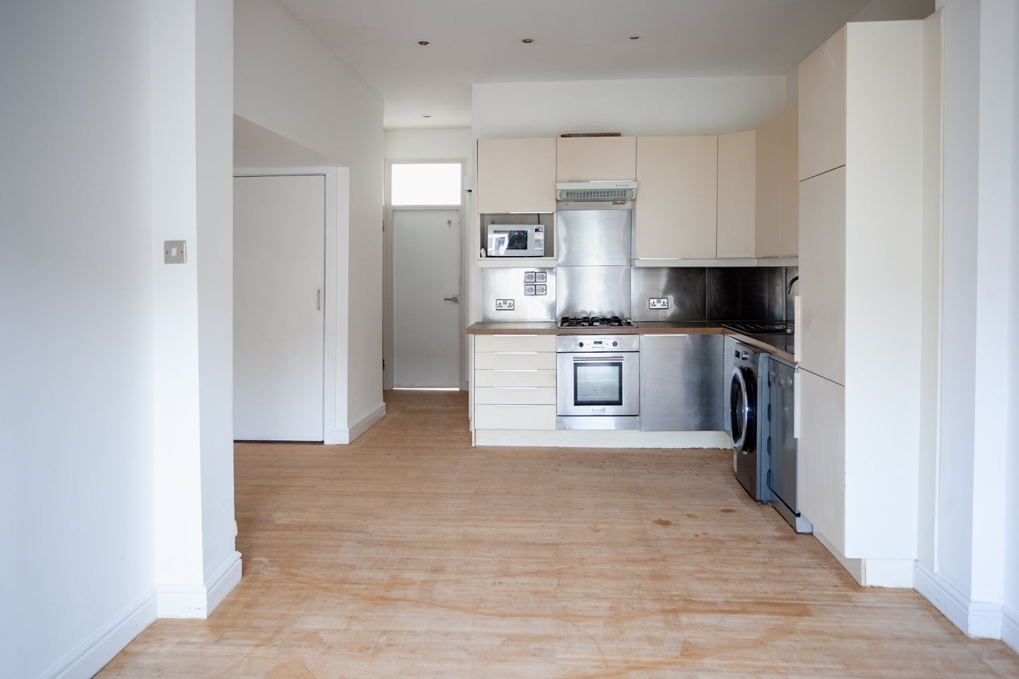 Flat Courtland Avenue in Greater London