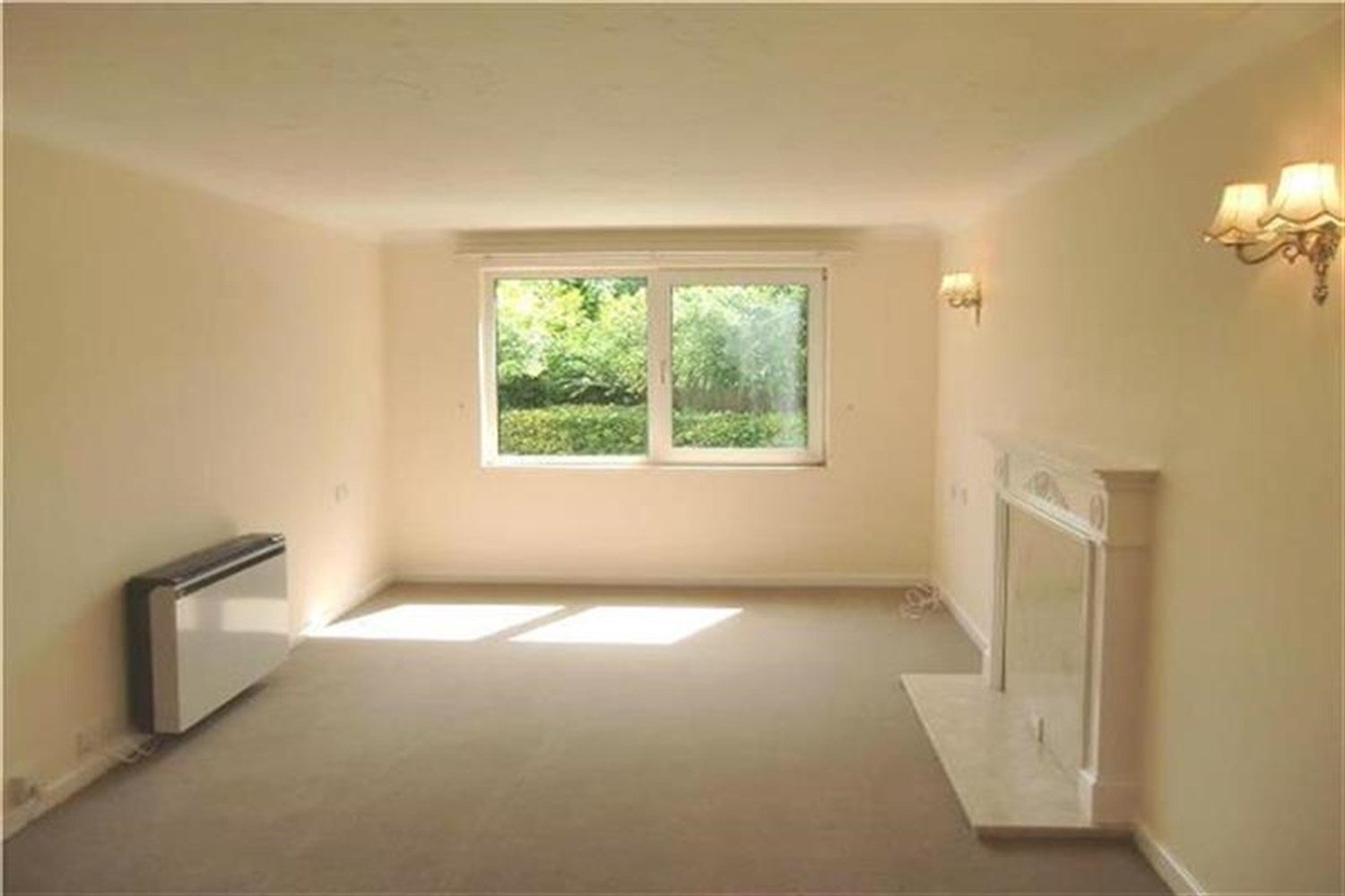 Flat Molyneux Road in Elmbridge