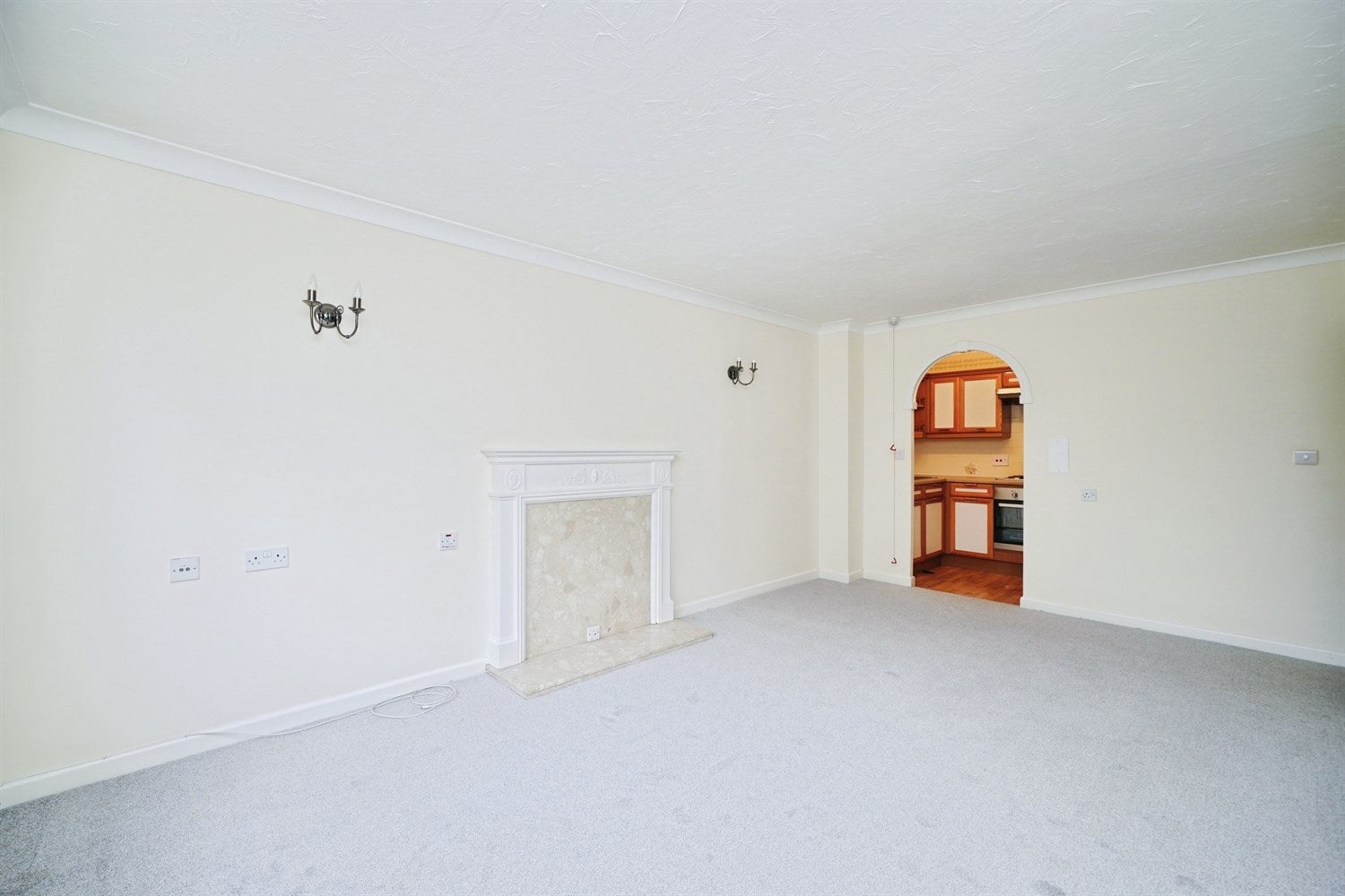Flat Molyneux Road in Elmbridge