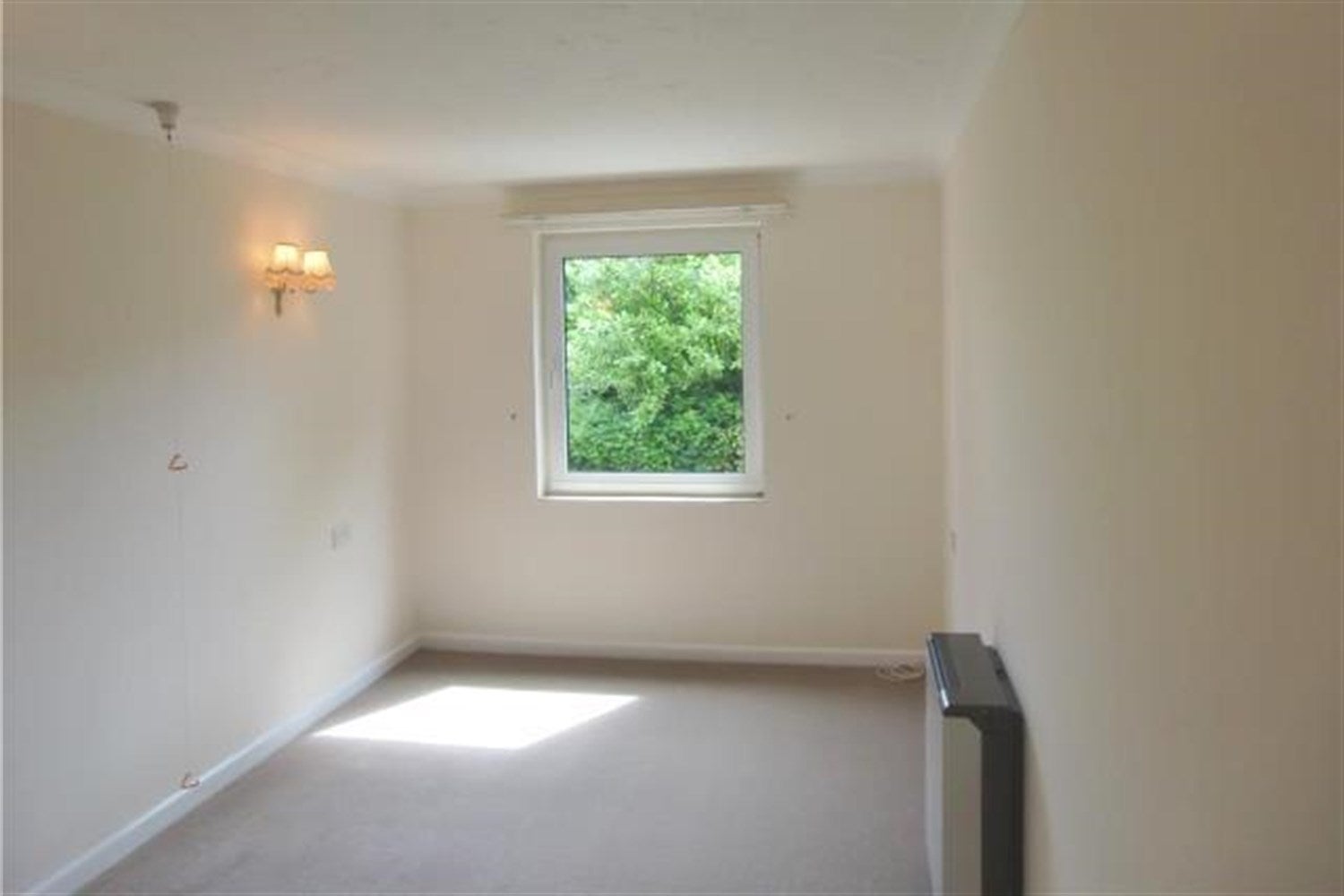 Flat Molyneux Road in Elmbridge