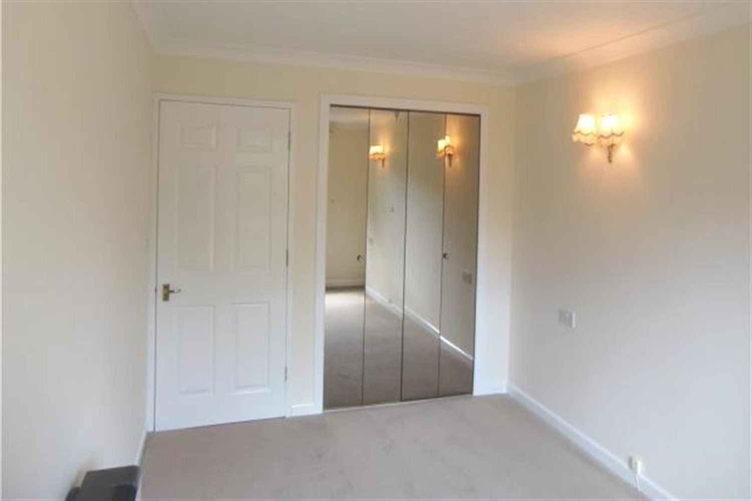 Flat Molyneux Road in Elmbridge