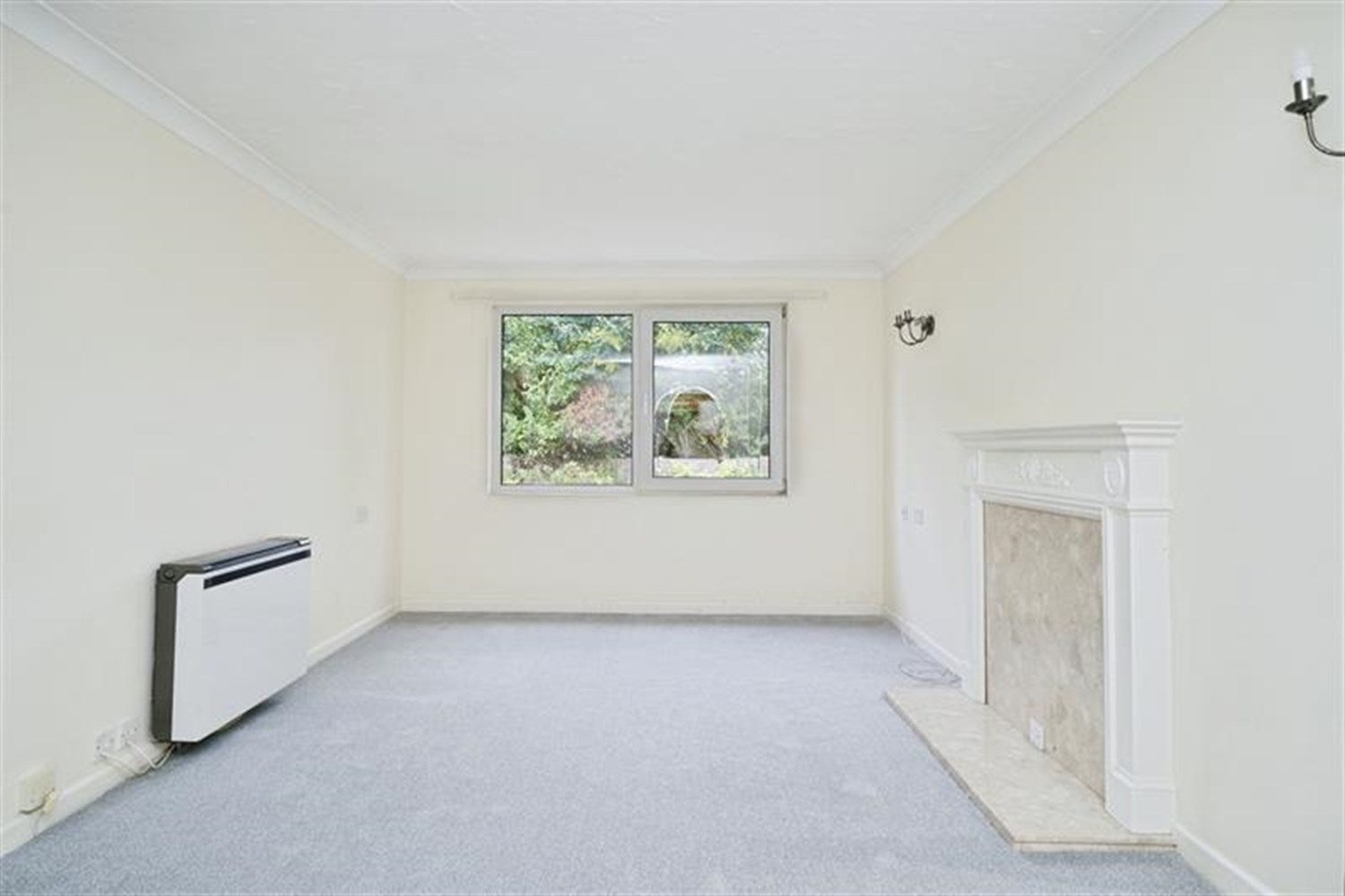 Flat Molyneux Road in Elmbridge
