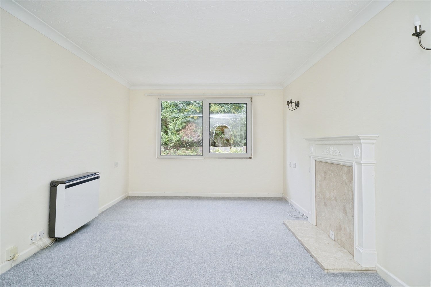 Flat Molyneux Road in Elmbridge