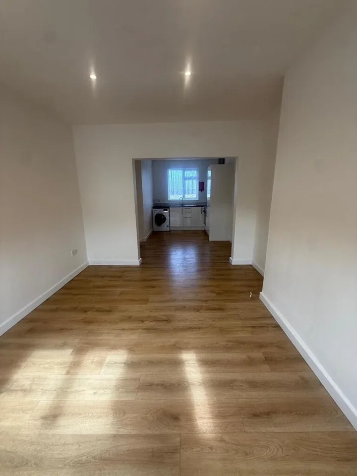 Flat Eastern Avenue in Greater London