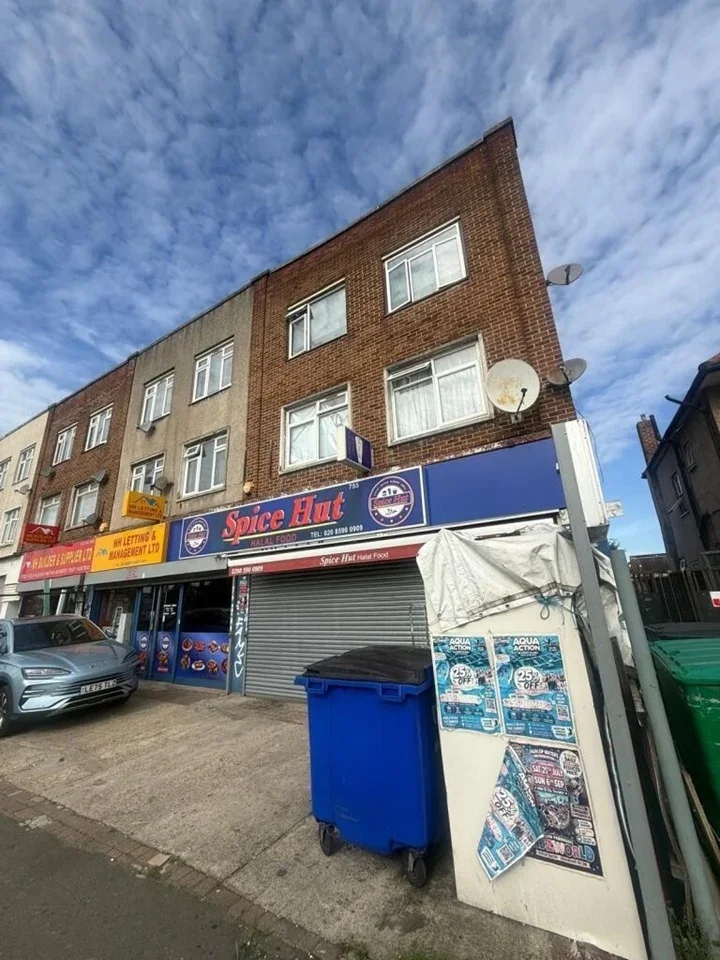 Flat Eastern Avenue in Greater London