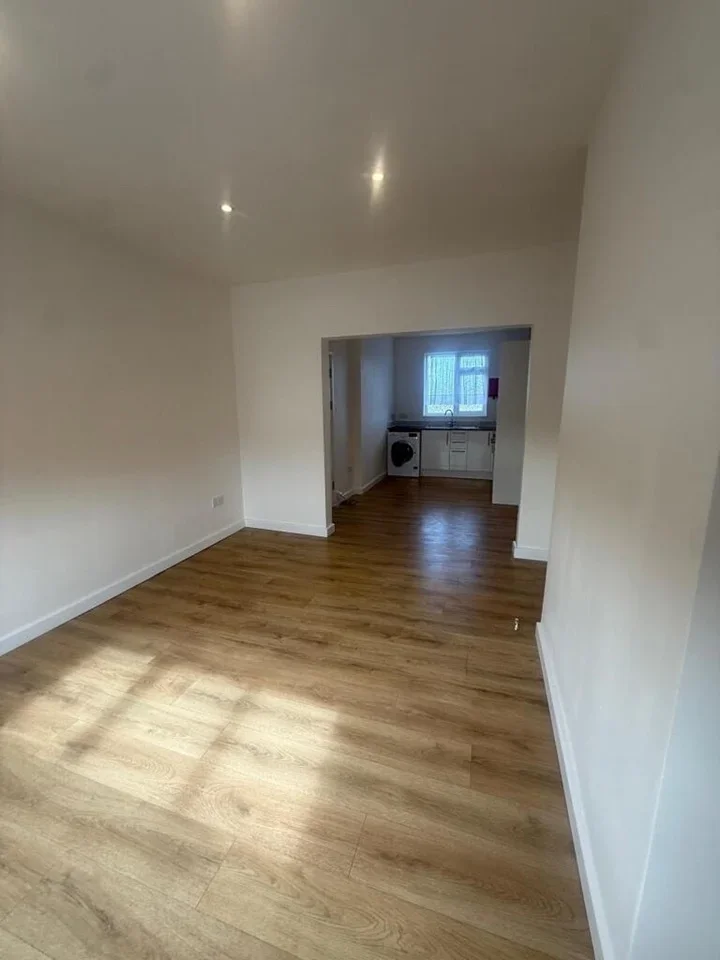 Flat Eastern Avenue in Greater London