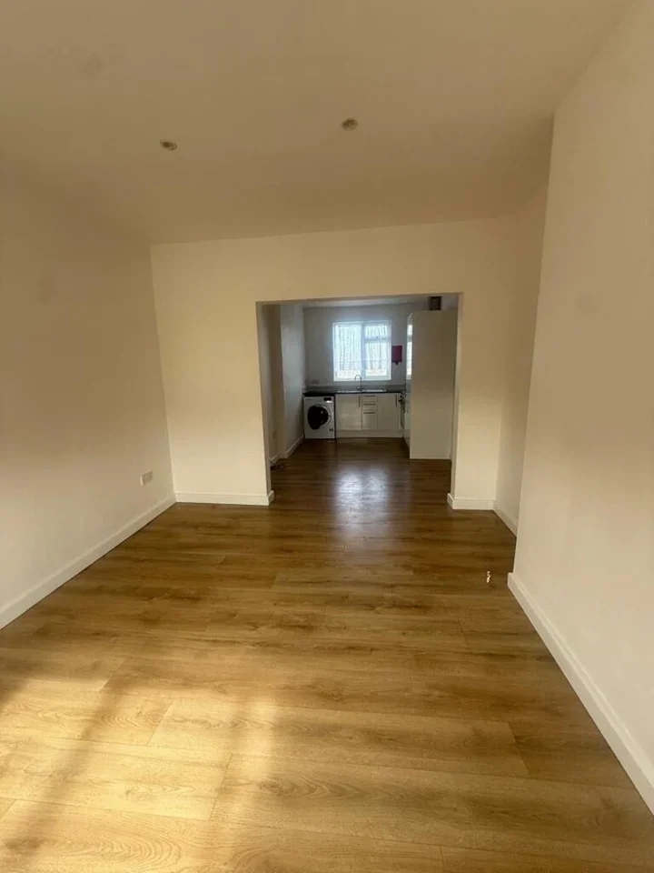Flat Eastern Avenue in Greater London
