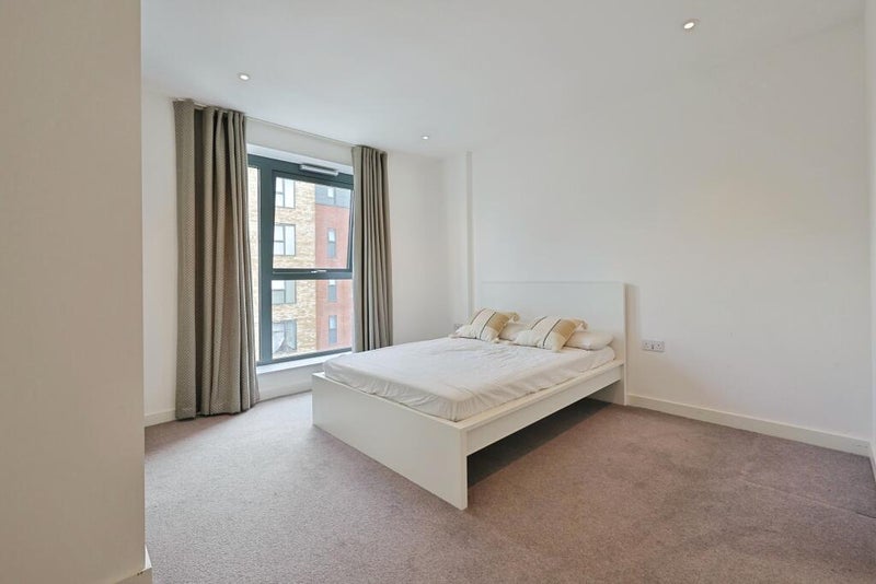 Flat Tewkesbury Road in Greater London