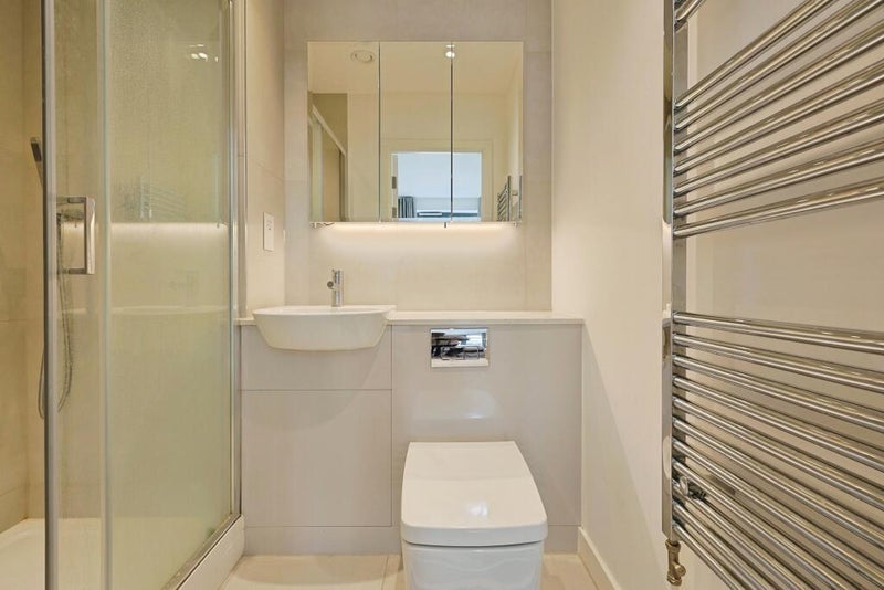 Flat Tewkesbury Road in Greater London