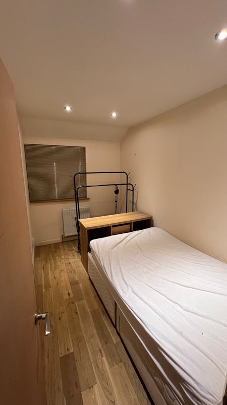 Room Taylor's Green in Greater London