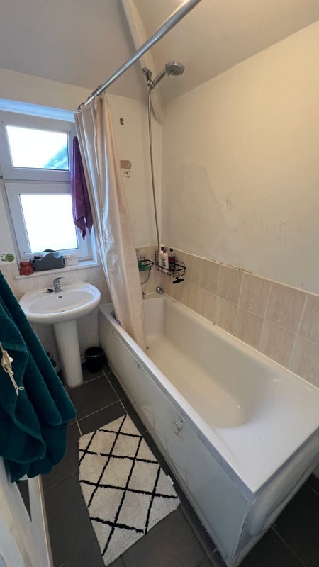 Room Taylor's Green in Greater London