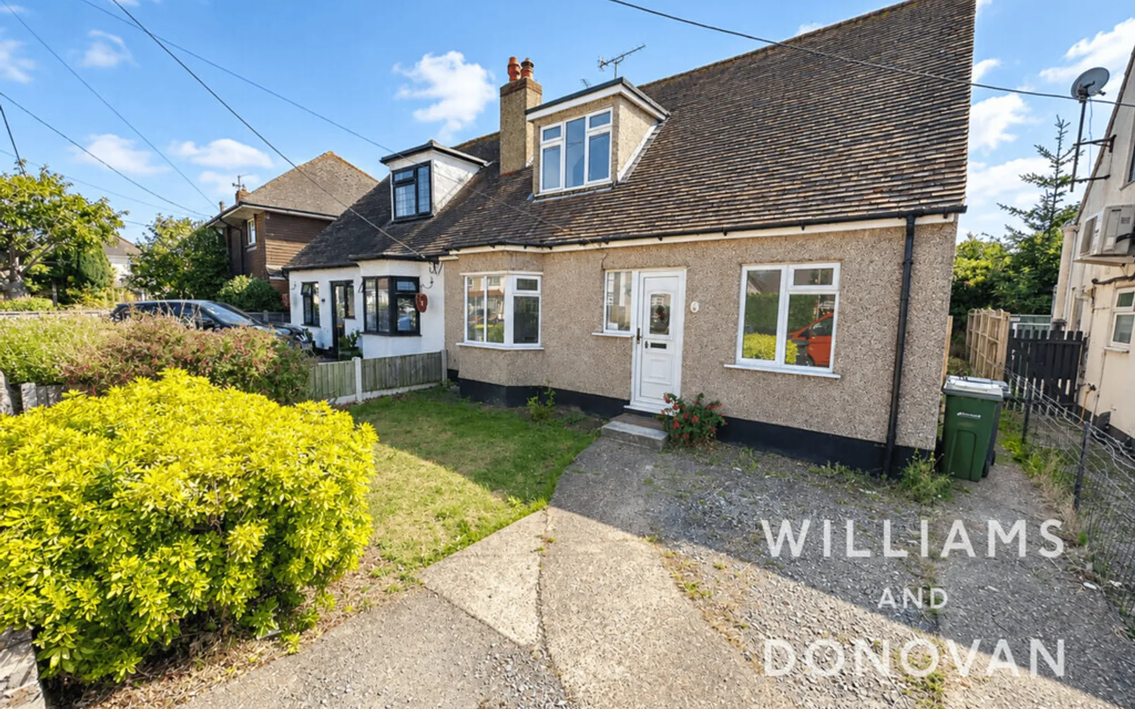 House Lingfield Drive in Rochford