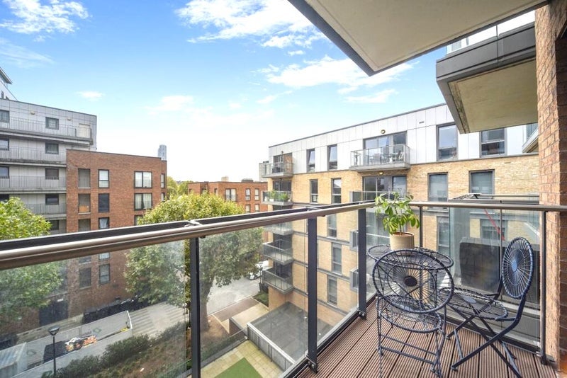 Room Jonzen Walk in Greater London