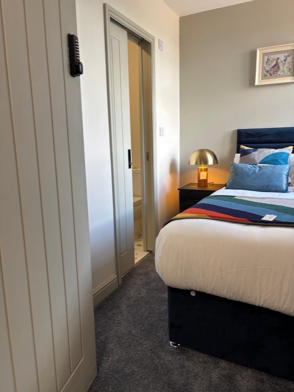 Room Hall Lane in Leicester